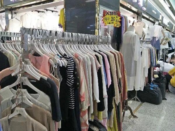 Hangzhou Four Seasons Green Clothing Market mainly focuses on wholesale business (accounting for more than 80%).